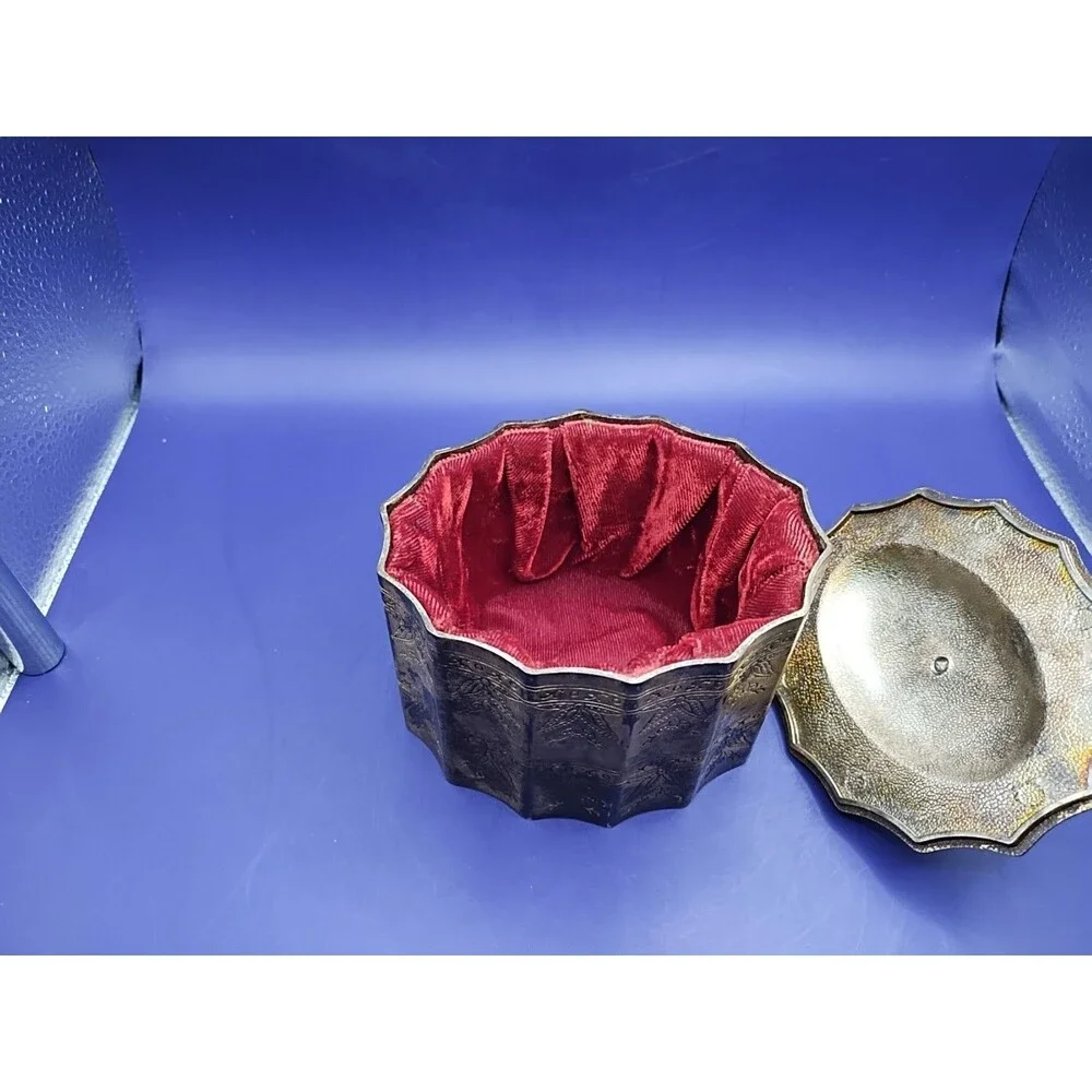Godinger silver-plated trinket box features an ornate scalloped design 1991